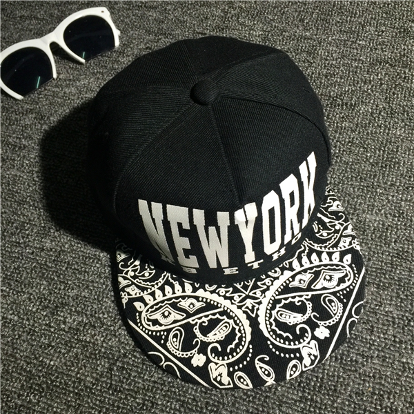 Дамски шапки в стил ърбан - 14 модела в черен цвят