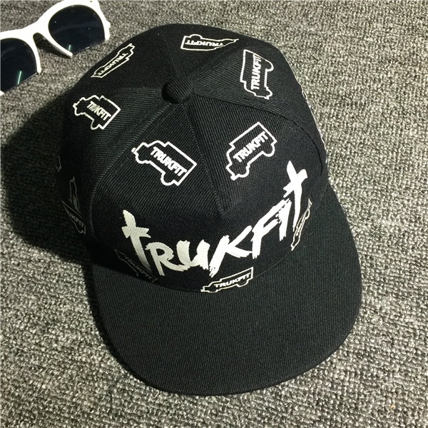 Дамски шапки в стил ърбан - 14 модела в черен цвят