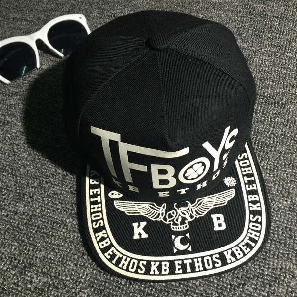 Дамски шапки в стил ърбан - 14 модела в черен цвят