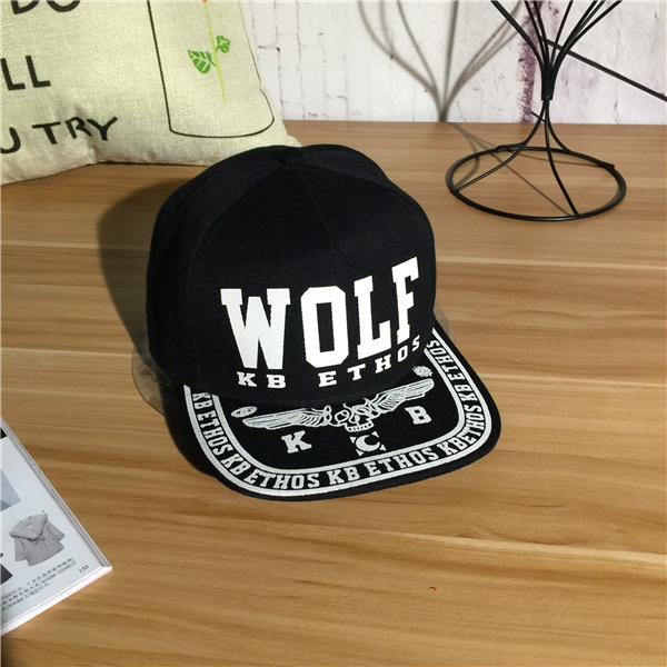 Дамски шапки в стил ърбан - 14 модела в черен цвят