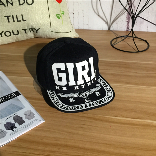 Дамски шапки в стил ърбан - 14 модела в черен цвят