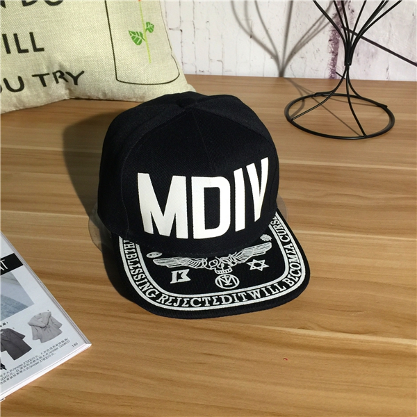 Дамски шапки в стил ърбан - 14 модела в черен цвят