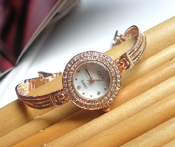 Дамски часовник тип гривна златист цвят