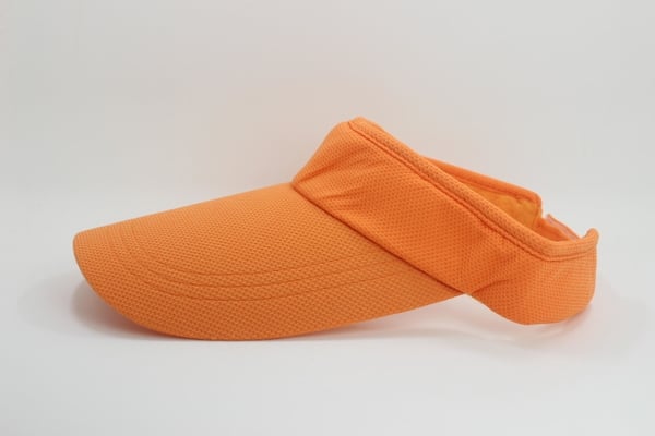 Καπέλα για τους άνδρες και τις γυναίκες σε πορτοκαλί, άσπρο, κόκκινο, μαύρο και ροζ