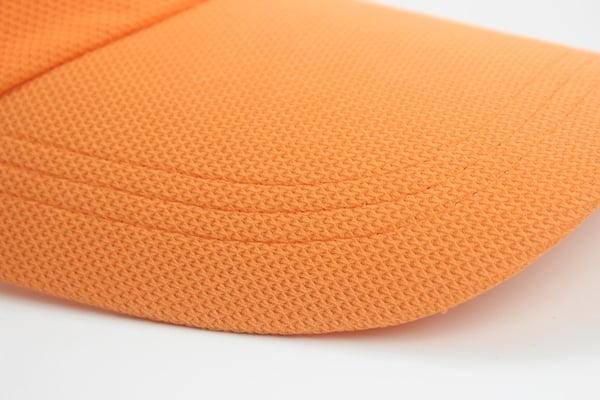 Καπέλα για τους άνδρες και τις γυναίκες σε πορτοκαλί, άσπρο, κόκκινο, μαύρο και ροζ