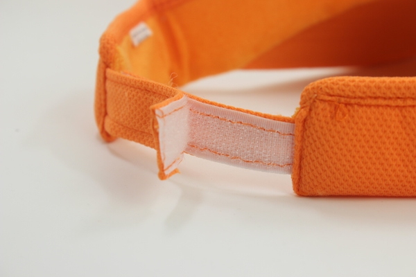 Καπέλα για τους άνδρες και τις γυναίκες σε πορτοκαλί, άσπρο, κόκκινο, μαύρο και ροζ