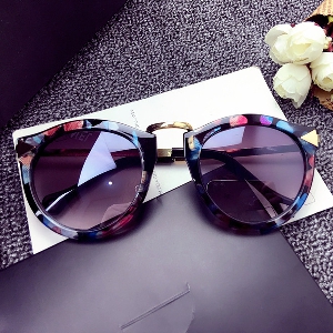 Слънчеви очила с черна, розова рамка