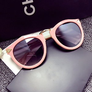 Слънчеви очила с черна, розова рамка