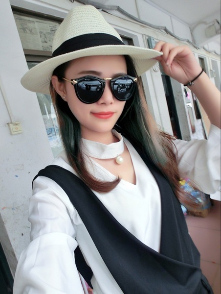 Слънчеви очила с черна, розова рамка