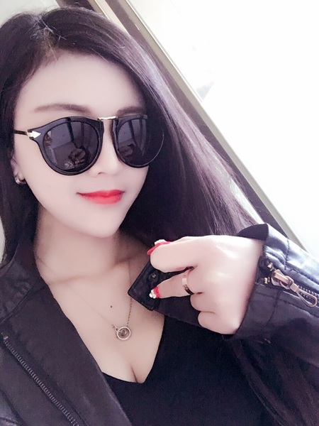 Слънчеви очила с черна, розова рамка