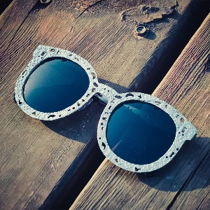 Οι γυναίκες γυαλιά ηλίου με μαύρο, χρυσό, μπλε γυαλί