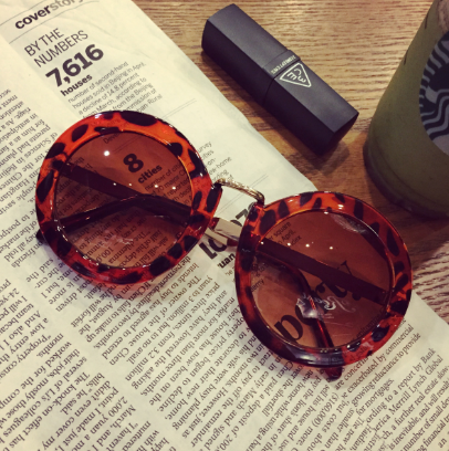 Οι γυναίκες γυαλιά ηλίου εγκύκλιος