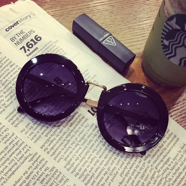 Οι γυναίκες γυαλιά ηλίου εγκύκλιος