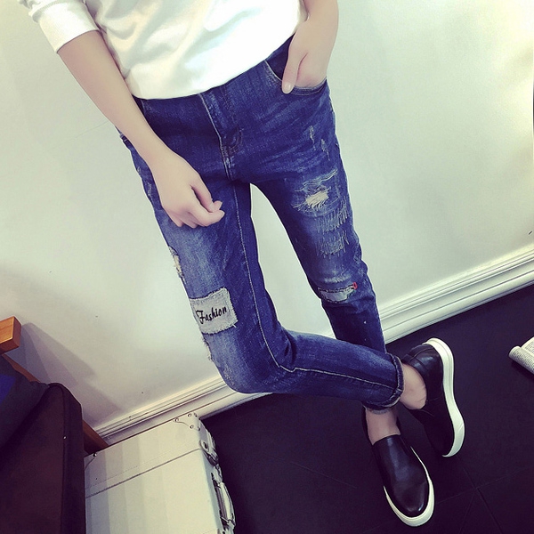 Τέσσερα μοντέλα τζιν για τις έγκυες γυναίκες.