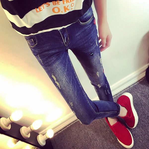 Τέσσερα μοντέλα τζιν για τις έγκυες γυναίκες.