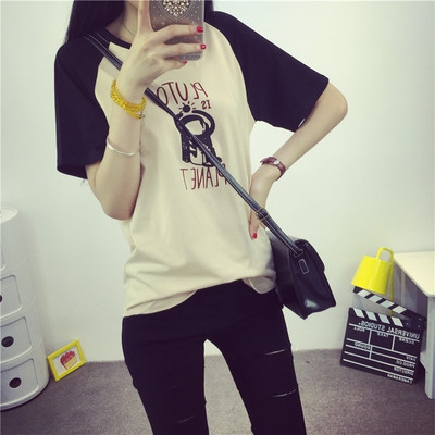 Λεπτό καλοκαίρι T-shirt για νεαρές κυρίες σε διάφορα χρώματα