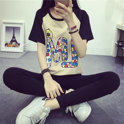 Λεπτό καλοκαίρι T-shirt για νεαρές κυρίες σε διάφορα χρώματα