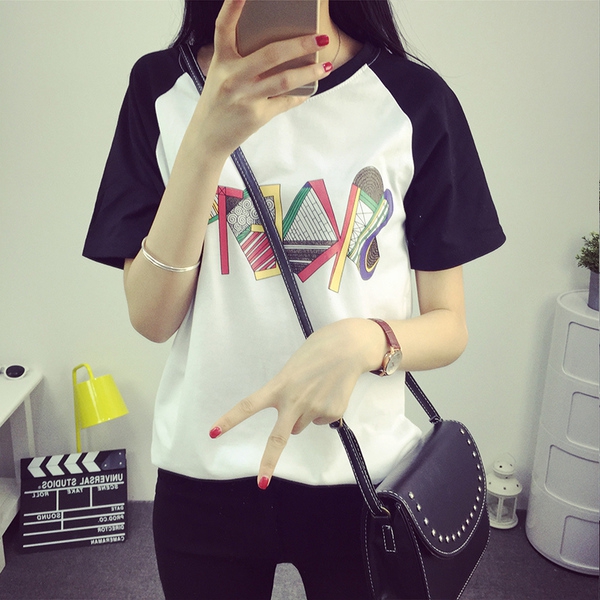 Λεπτό καλοκαίρι T-shirt για νεαρές κυρίες σε διάφορα χρώματα