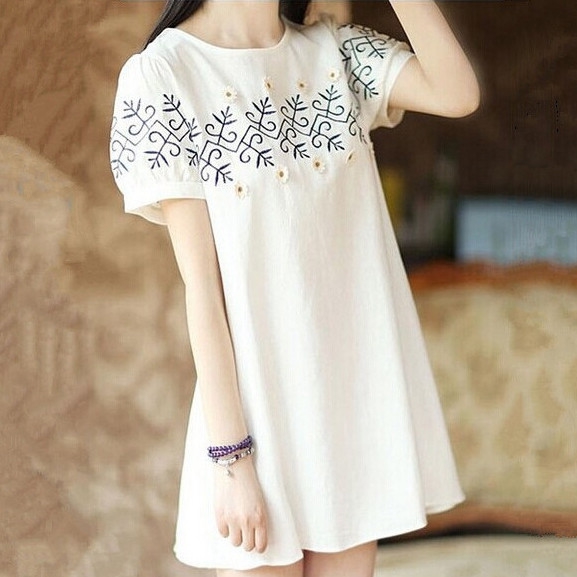 Туника за бременни в два цвята-бял светло син с бродерия.