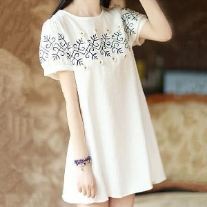 Туника за бременни в два цвята-бял светло син с бродерия.