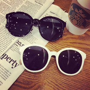 Слънчеви очила с бяла и черна рамка