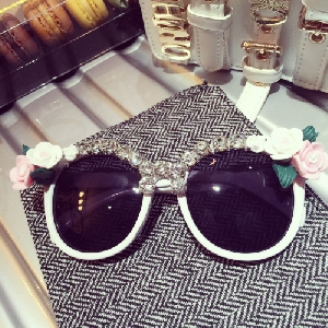 Луксозни слънчеви очила с украшения по рамката: перли, цветя