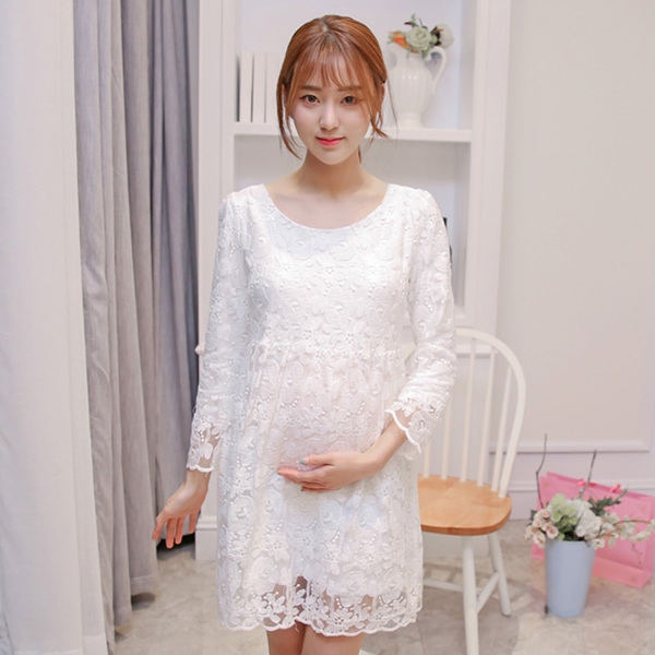 Бяла дантелена рокля за бременни два модела-с къс и дълг ръкав.
