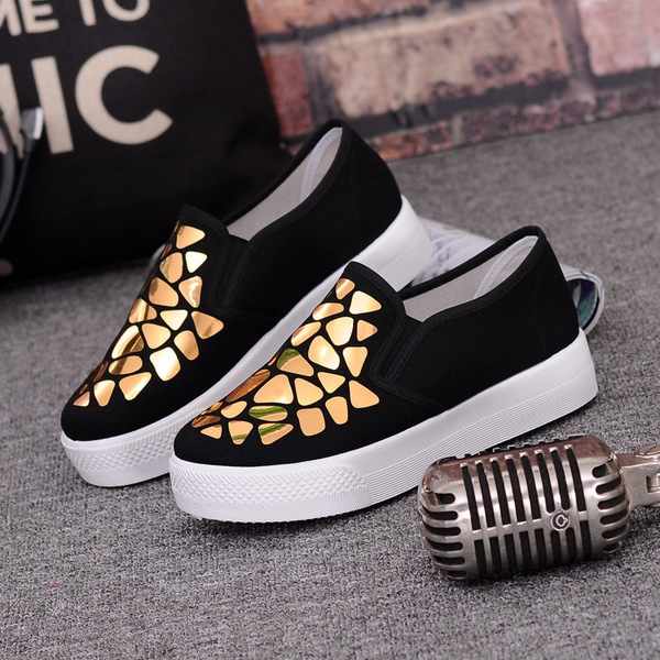 Дамски платнени обувки - подходящи за ежедневие, лек спорт и бягане - бели, черни, сини, червени