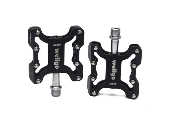 Леки алуминиеви педали за велосипед  в черен и червен цвят 