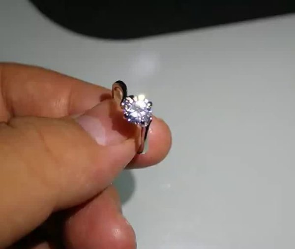 Дамски пръстен с блестящ камък