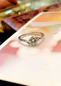 Дамски пръстен с блестящ камък