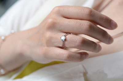 Дамски пръстен с блестящ камък