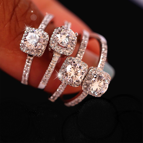 Дамски луксозен пръстен с един голям и по-малки камъчета