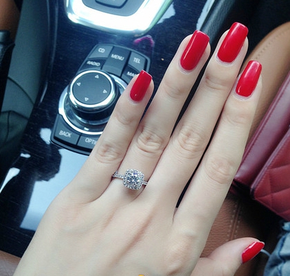 Дамски луксозен пръстен с един голям и по-малки камъчета