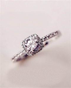 Дамски луксозен пръстен с един голям и по-малки камъчета