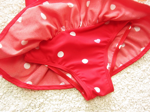 Цял бански костюм за момичета: син и червен на точки