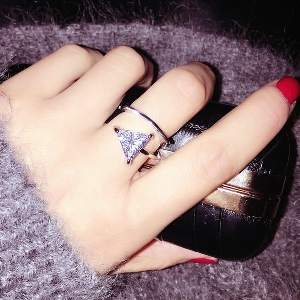 Дамски пръстен с камък под формата на триъгълник
