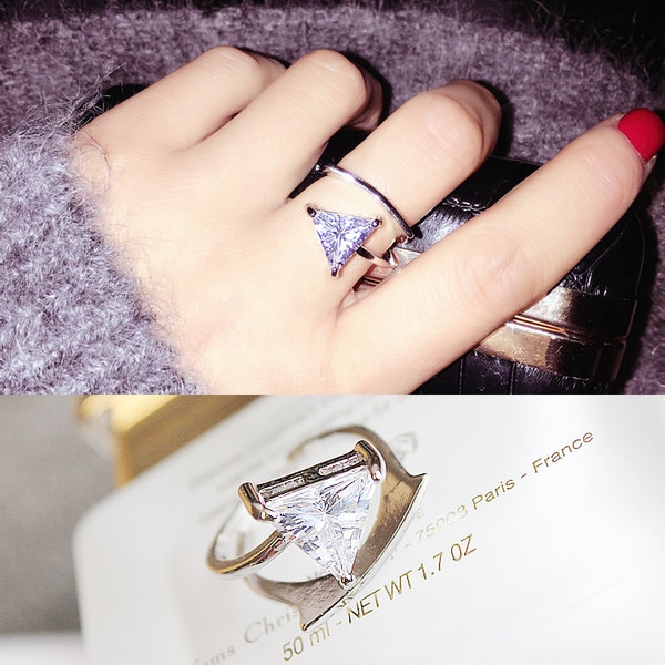 Дамски пръстен с камък под формата на триъгълник