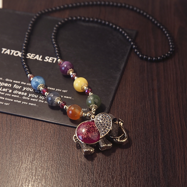 Γυναικεία δαχτυλίδια σε πολλά διαφορετικά μοτίβα και χρώματα