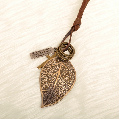 Γυναικεία κολιέ σε διάφορα μοντέλα - μαϊμού, κλειδί, ρολόι, γυαλιά και πολλά άλλα