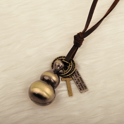 Γυναικεία κολιέ σε διάφορα μοντέλα - μαϊμού, κλειδί, ρολόι, γυαλιά και πολλά άλλα