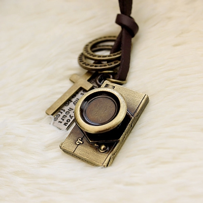 Γυναικεία κολιέ σε διάφορα μοντέλα - μαϊμού, κλειδί, ρολόι, γυαλιά και πολλά άλλα