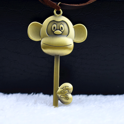 Γυναικεία κολιέ σε διάφορα μοντέλα - μαϊμού, κλειδί, ρολόι, γυαλιά και πολλά άλλα