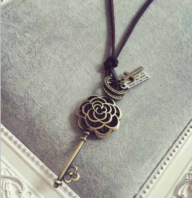 Γυναικεία κολιέ σε διάφορα μοντέλα - μαϊμού, κλειδί, ρολόι, γυαλιά και πολλά άλλα