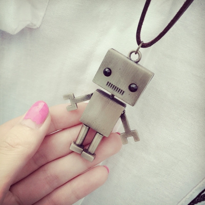 Γυναικεία κολιέ σε διάφορα μοντέλα - μαϊμού, κλειδί, ρολόι, γυαλιά και πολλά άλλα