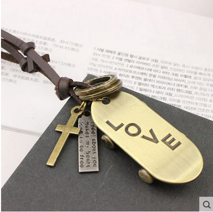 Γυναικεία κολιέ σε διάφορα μοντέλα - μαϊμού, κλειδί, ρολόι, γυαλιά και πολλά άλλα