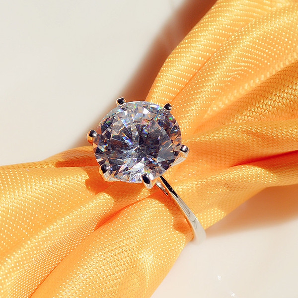 Γυναικέιο δαχτυλίδι με μεγάλη λαμπερή πέτρα