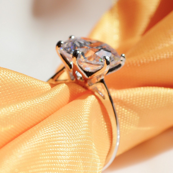 Γυναικέιο δαχτυλίδι με μεγάλη λαμπερή πέτρα