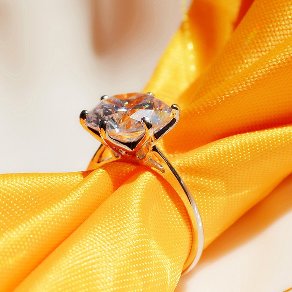 Γυναικέιο δαχτυλίδι με μεγάλη λαμπερή πέτρα