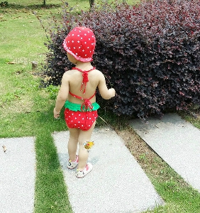 Детски ефектен бански ягода за момичета